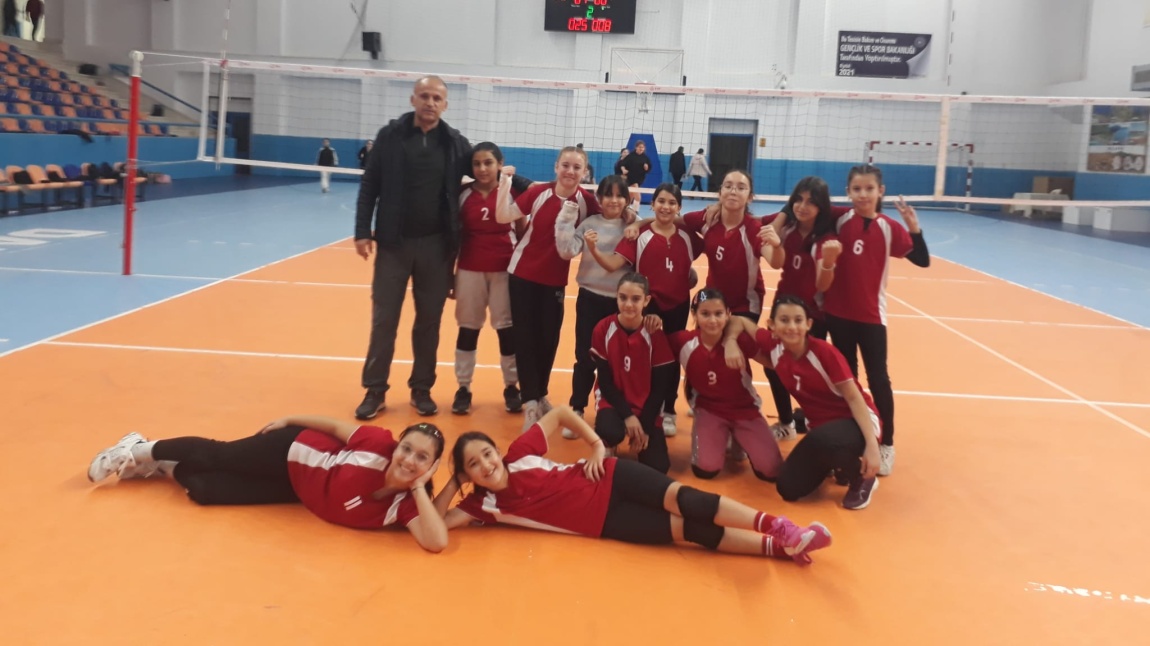 Okulumuz Voleybol Küçükler Kız Takımımız Kazanıyor !